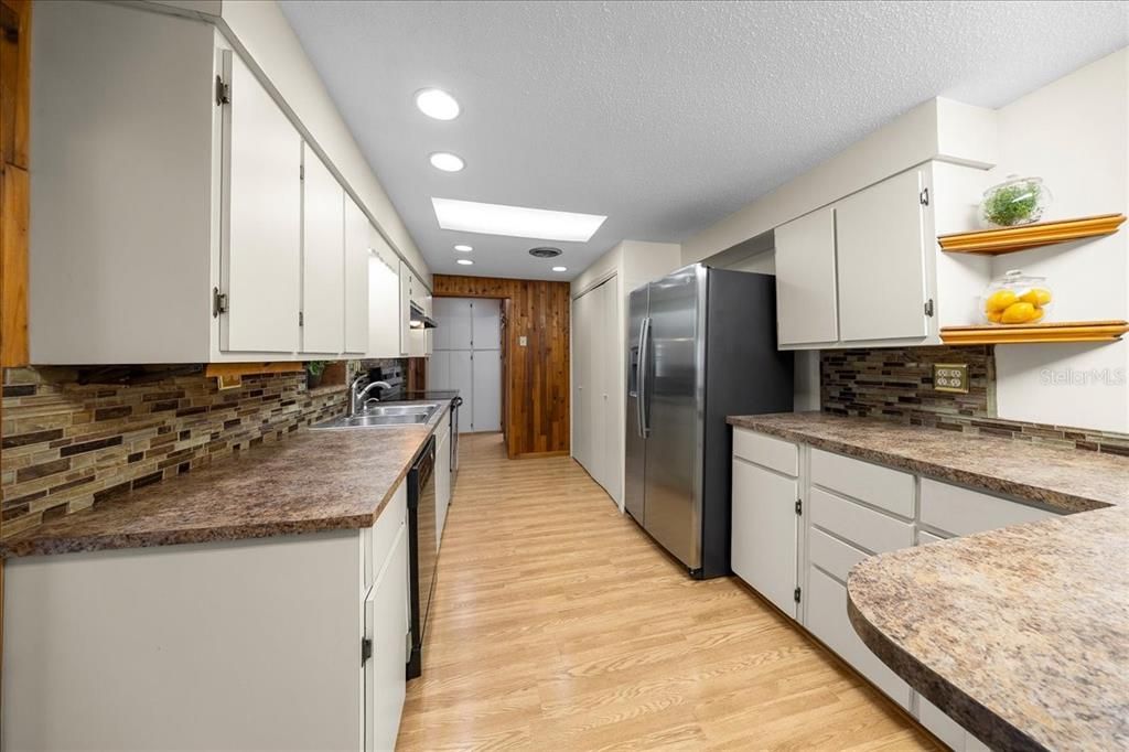 На продажу: $275,000 (2 спален, 2 ванн, 1592 Квадратных фут)