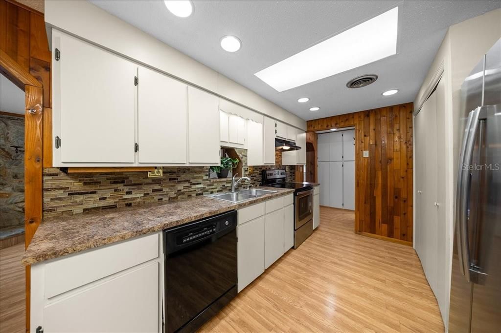 На продажу: $275,000 (2 спален, 2 ванн, 1592 Квадратных фут)