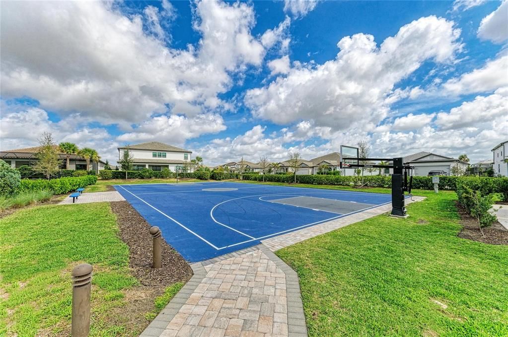 For Sale: $1,500,000 (6 beds, 5 baths, 5323 Square Feet)