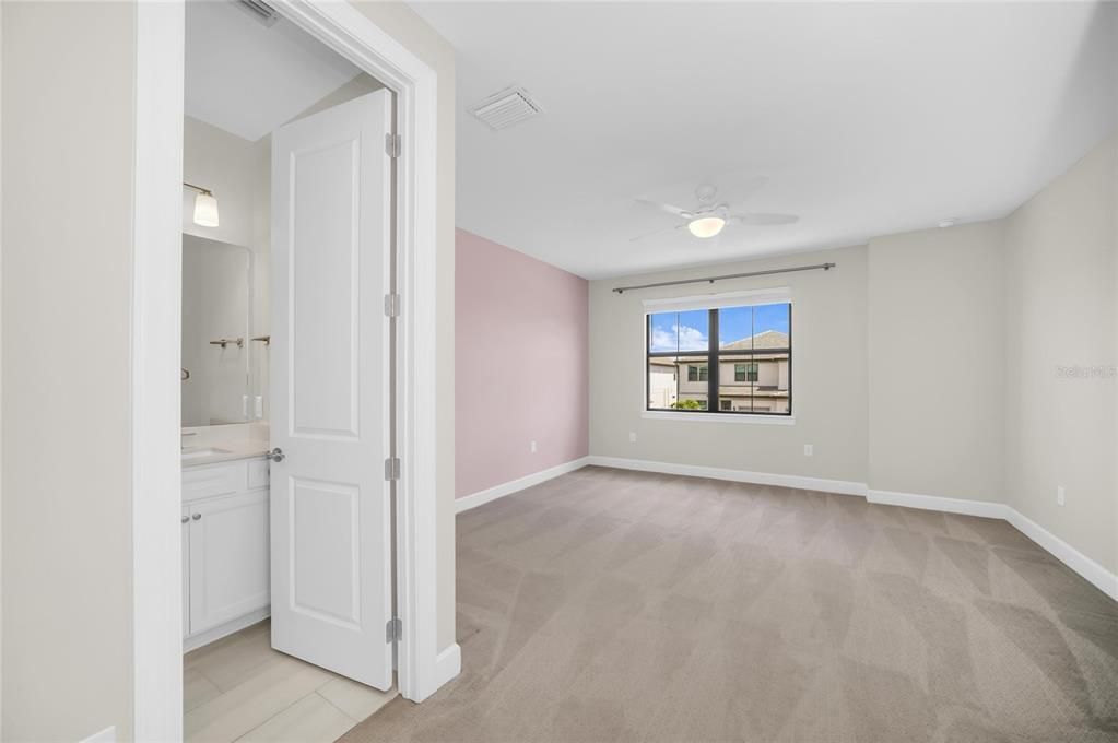 For Sale: $1,500,000 (6 beds, 5 baths, 5323 Square Feet)