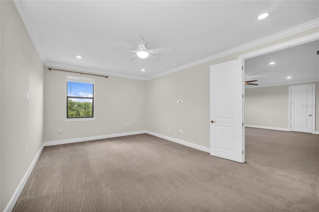 For Sale: $1,500,000 (6 beds, 5 baths, 5323 Square Feet)