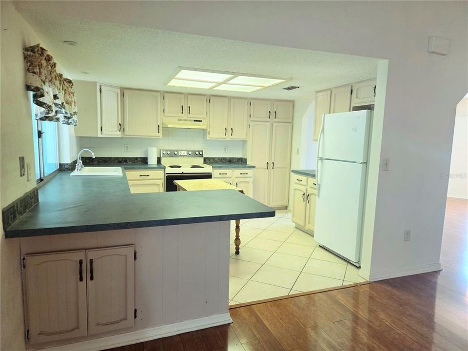 For Sale: $304,900 (3 beds, 2 baths, 1714 Square Feet)