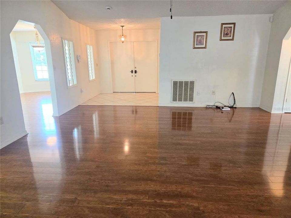 For Sale: $304,900 (3 beds, 2 baths, 1714 Square Feet)