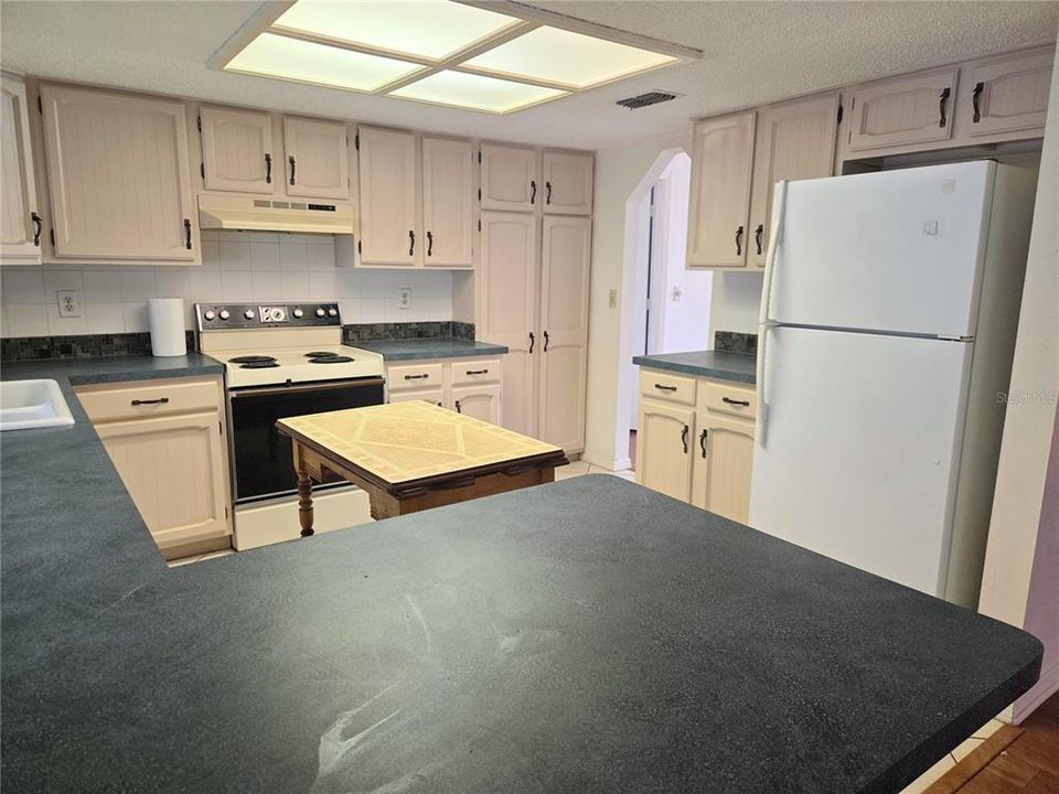 For Sale: $304,900 (3 beds, 2 baths, 1714 Square Feet)