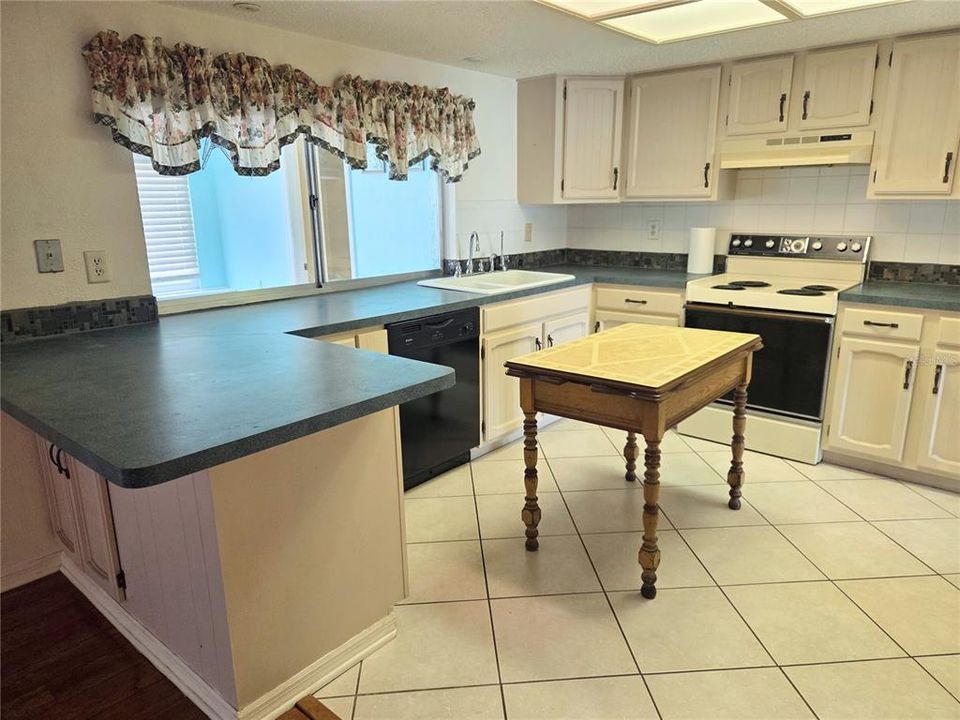 For Sale: $304,900 (3 beds, 2 baths, 1714 Square Feet)