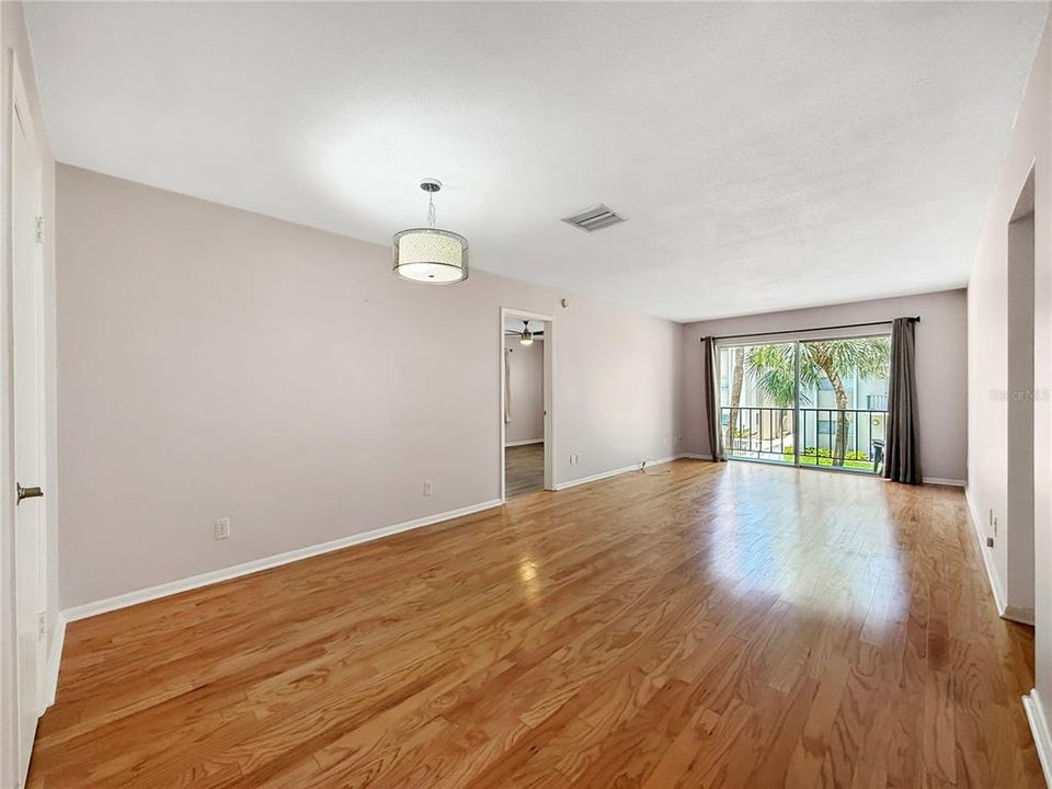 В аренду: $1,600 (2 спален, 2 ванн, 938 Квадратных фут)