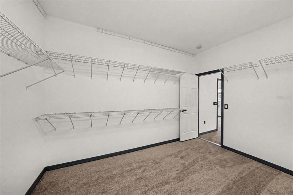 For Sale: $1,100,000 (6 beds, 4 baths, 4169 Square Feet)