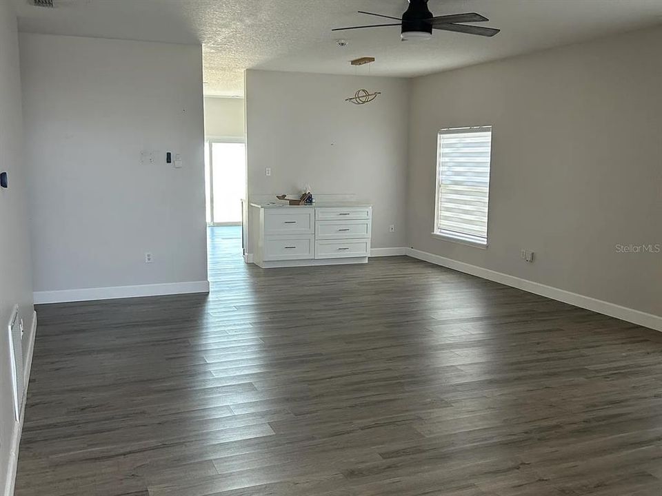 For Rent: $2,400 (4 beds, 2 baths, 1722 Square Feet)