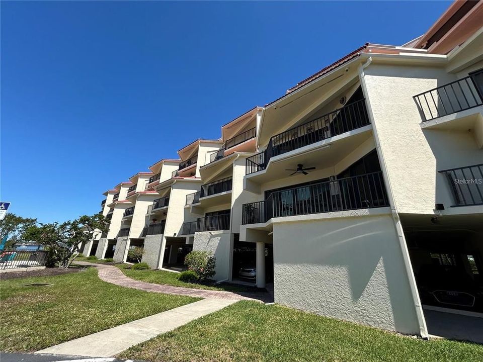 For Rent: $2,400 (2 beds, 2 baths, 1272 Square Feet)