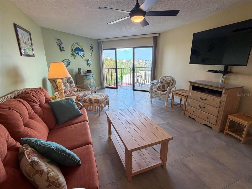 For Rent: $2,400 (2 beds, 2 baths, 1272 Square Feet)