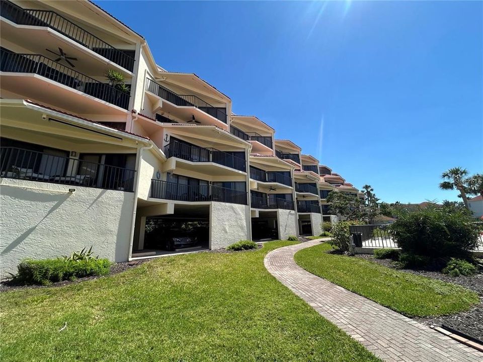 For Rent: $2,400 (2 beds, 2 baths, 1272 Square Feet)