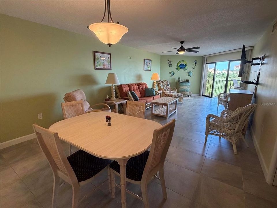 For Rent: $2,400 (2 beds, 2 baths, 1272 Square Feet)