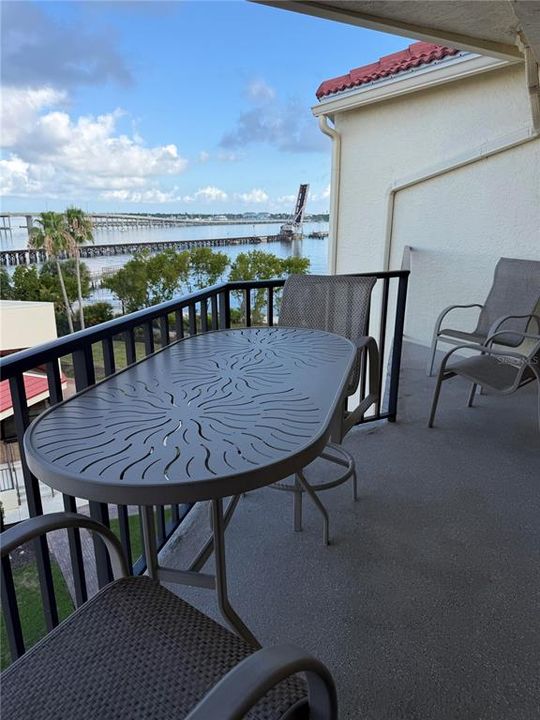 For Rent: $2,400 (2 beds, 2 baths, 1272 Square Feet)