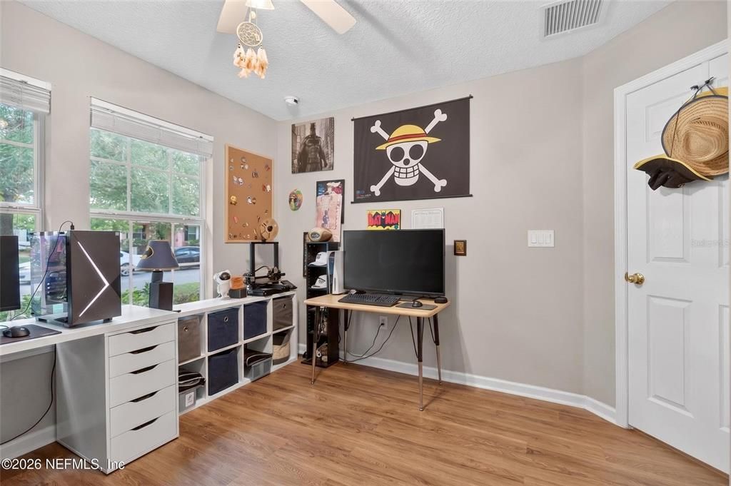 For Sale: $285,000 (3 beds, 2 baths, 1352 Square Feet)