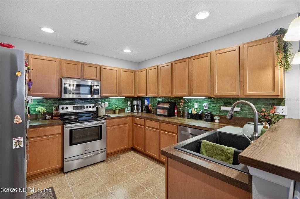 For Sale: $285,000 (3 beds, 2 baths, 1352 Square Feet)