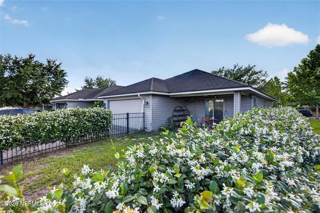 For Sale: $285,000 (3 beds, 2 baths, 1352 Square Feet)