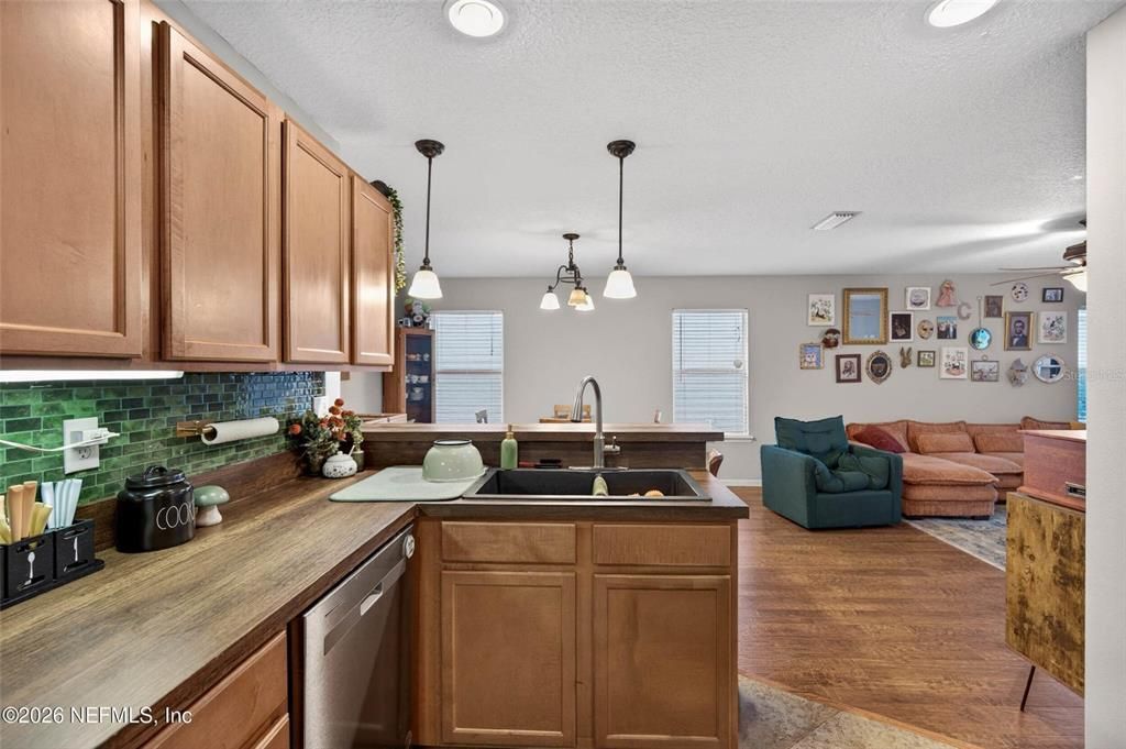 For Sale: $285,000 (3 beds, 2 baths, 1352 Square Feet)