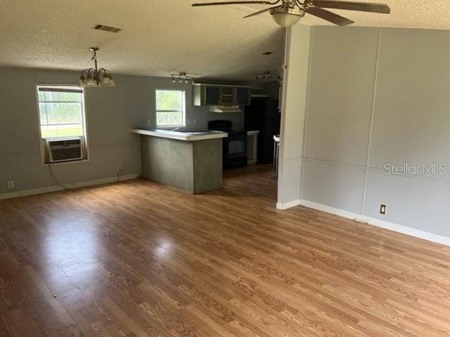 For Rent: $1,300 (3 beds, 2 baths, 1152 Square Feet)