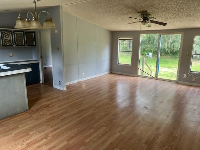For Rent: $1,300 (3 beds, 2 baths, 1152 Square Feet)