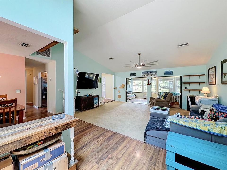 For Sale: $299,900 (2 beds, 2 baths, 1728 Square Feet)