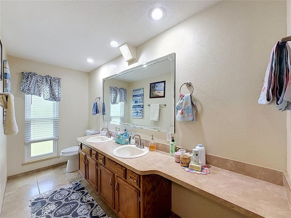 For Sale: $299,900 (2 beds, 2 baths, 1728 Square Feet)