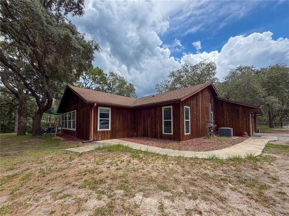 For Sale: $299,900 (2 beds, 2 baths, 1728 Square Feet)