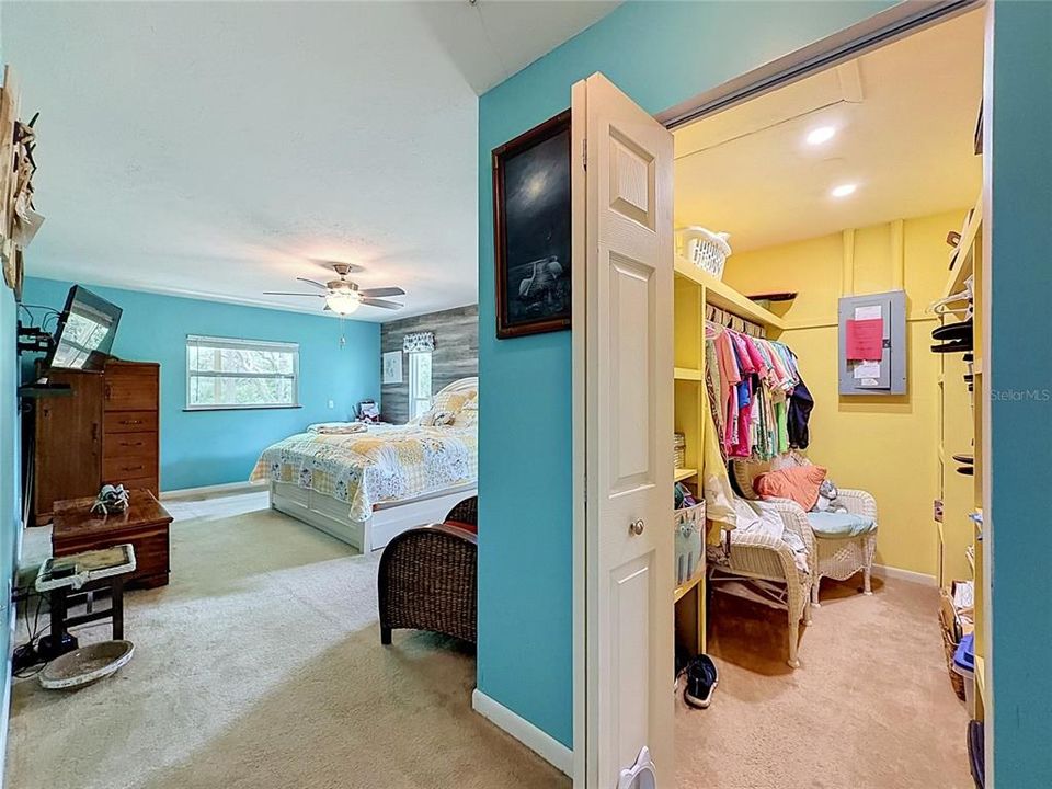 For Sale: $299,900 (2 beds, 2 baths, 1728 Square Feet)