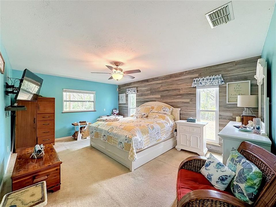 For Sale: $299,900 (2 beds, 2 baths, 1728 Square Feet)