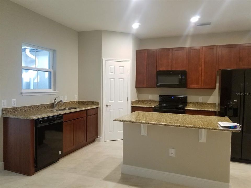For Rent: $1,900 (3 beds, 2 baths, 1740 Square Feet)