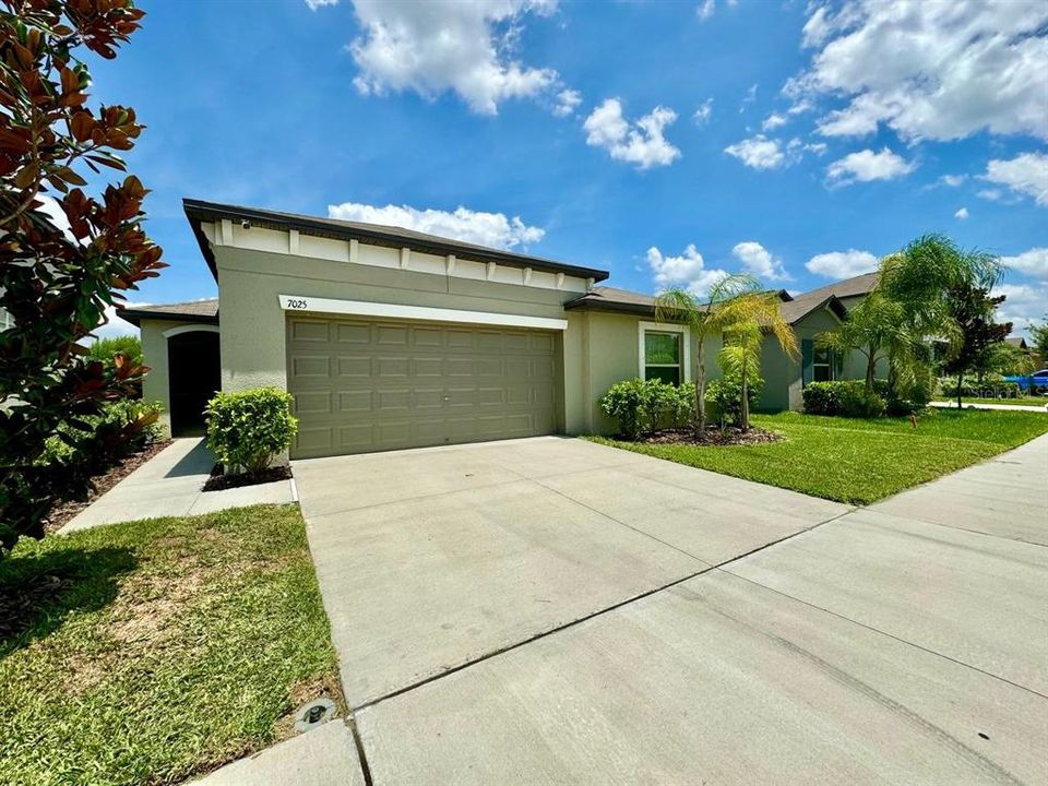 For Rent: $2,200 (4 beds, 2 baths, 1841 Square Feet)