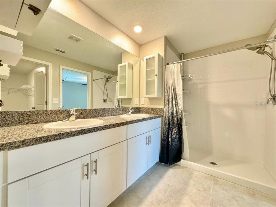 For Rent: $2,200 (4 beds, 2 baths, 1841 Square Feet)