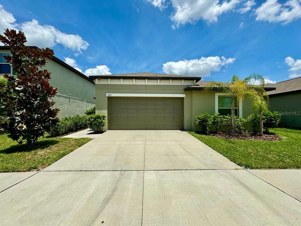 For Rent: $2,200 (4 beds, 2 baths, 1841 Square Feet)