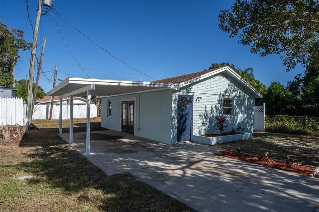 For Rent: $2,000 (2 beds, 1 baths, 660 Square Feet)