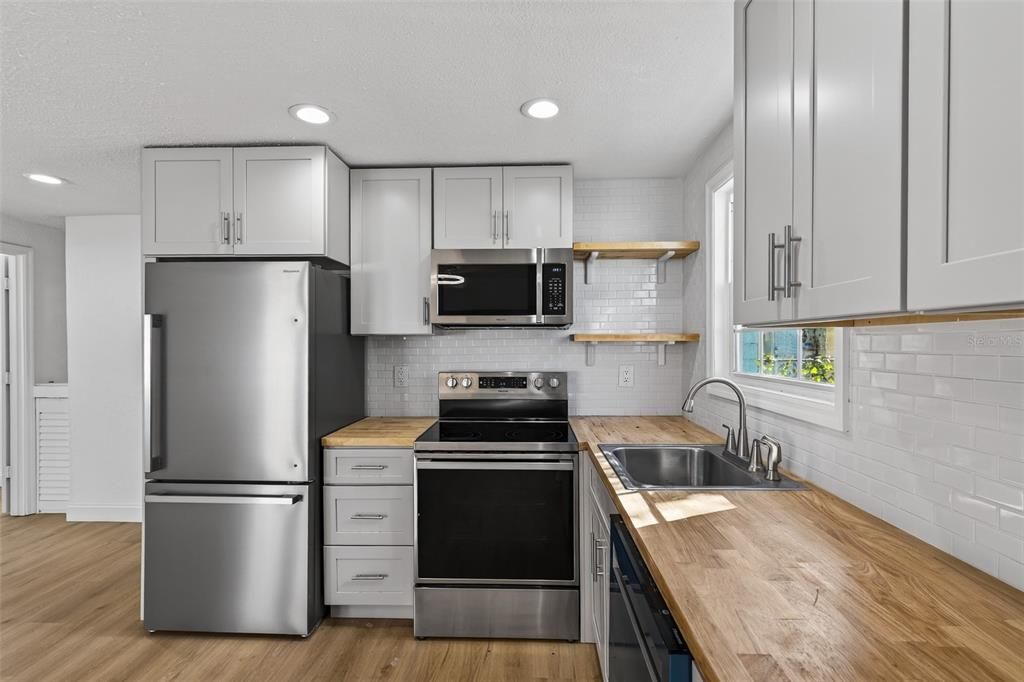 For Rent: $2,000 (2 beds, 1 baths, 660 Square Feet)