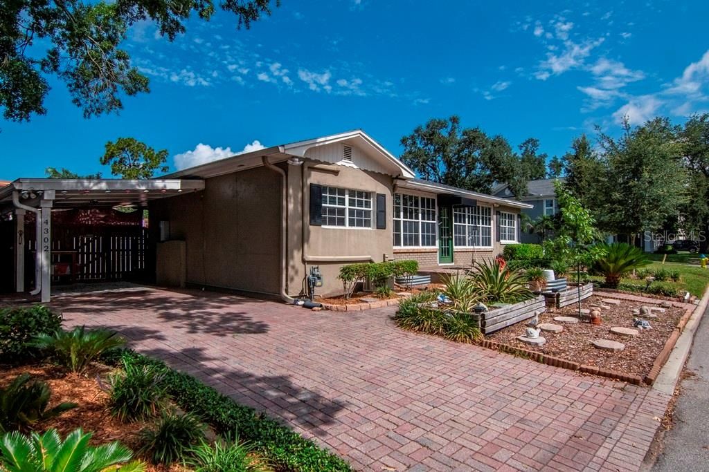 Active With Contract: $649,900 (3 beds, 2 baths, 1482 Square Feet)