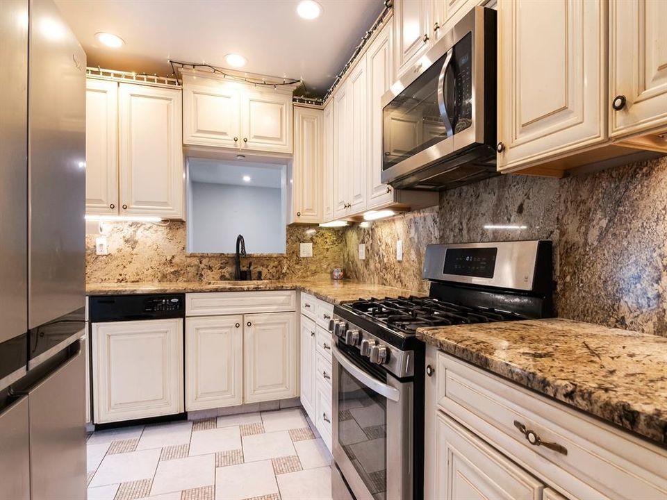 Active With Contract: $649,900 (3 beds, 2 baths, 1482 Square Feet)