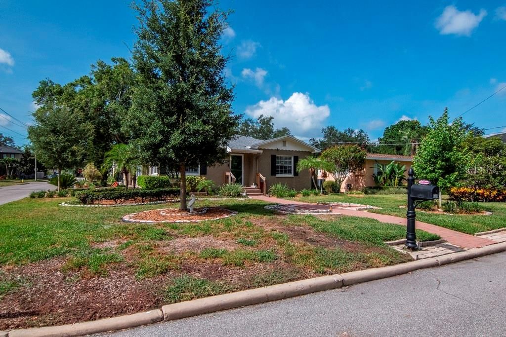 Active With Contract: $649,900 (3 beds, 2 baths, 1482 Square Feet)