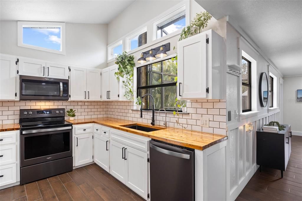 For Rent: $3,400 (3 beds, 2 baths, 1539 Square Feet)