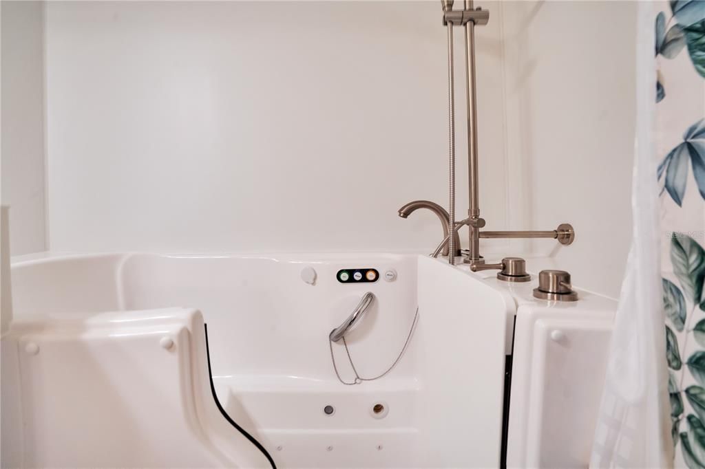 For Sale: $294,900 (3 beds, 2 baths, 1438 Square Feet)