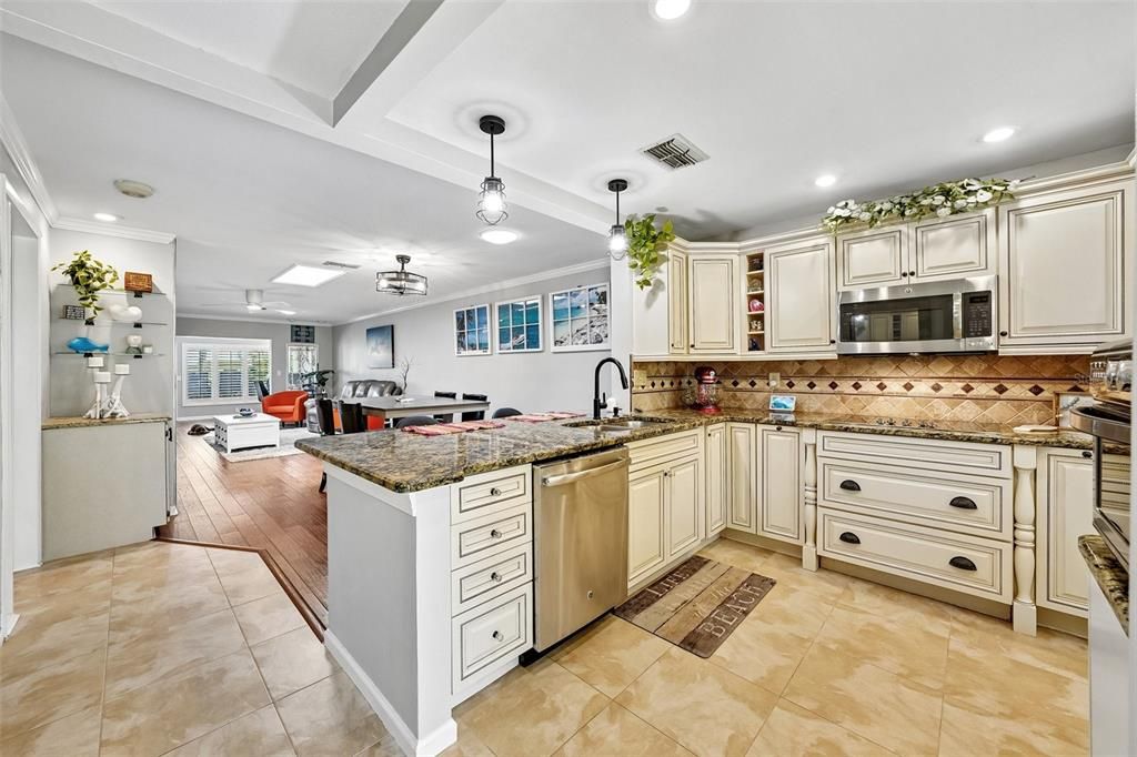 На продажу: $349,900 (2 спален, 2 ванн, 1330 Квадратных фут)