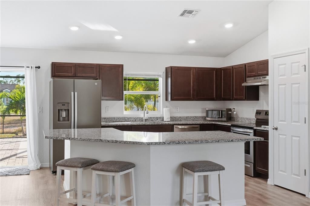 En Venta: $429,000 (4 camas, 2 baños, 1613 Pies cuadrados)