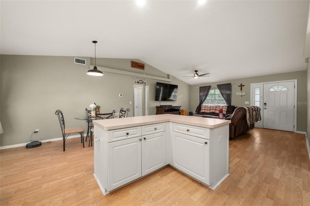 En Venta: $314,900 (3 camas, 2 baños, 1392 Pies cuadrados)