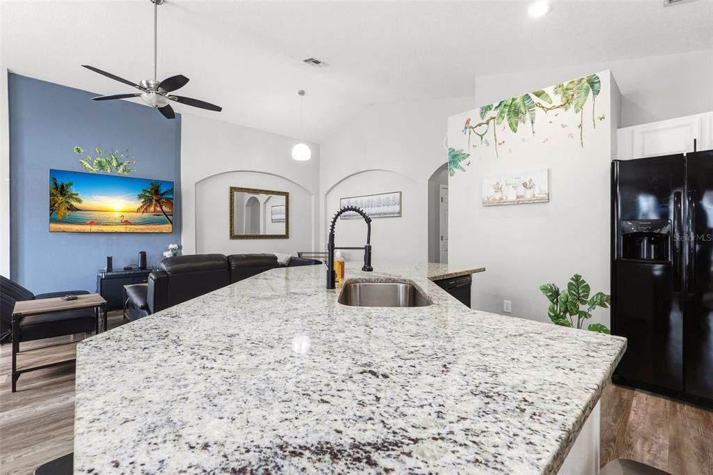 На продажу: $458,000 (4 спален, 3 ванн, 1902 Квадратных фут)