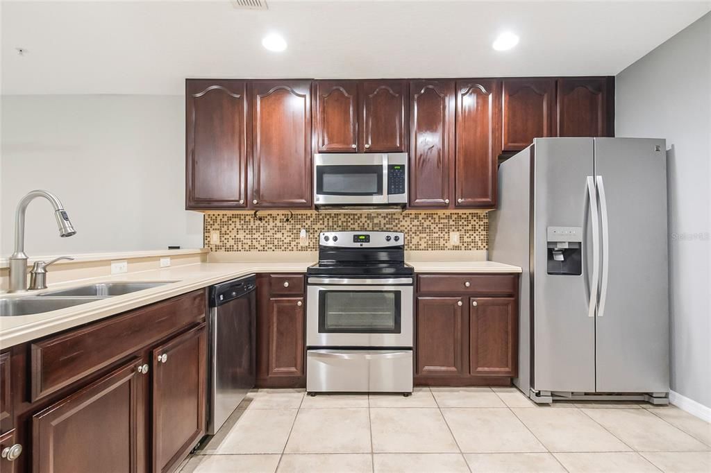 For Sale: $294,000 (2 beds, 2 baths, 1275 Square Feet)