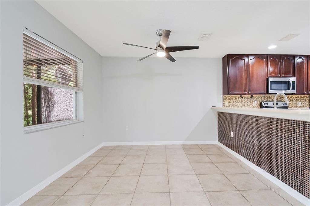 For Sale: $294,000 (2 beds, 2 baths, 1275 Square Feet)