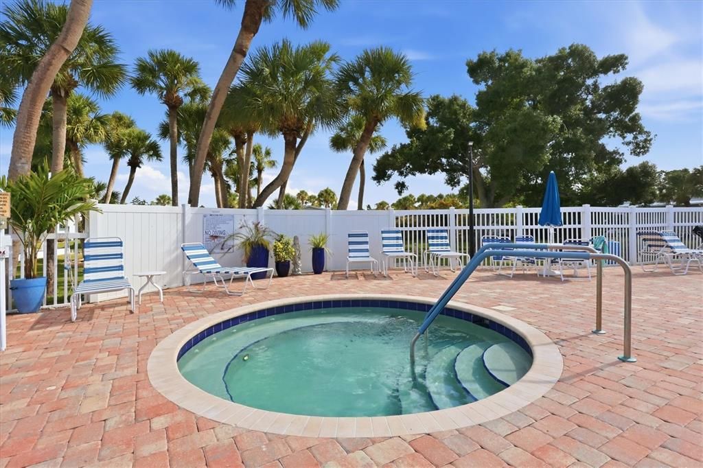 For Sale: $84,900 (2 beds, 1 baths, 684 Square Feet)