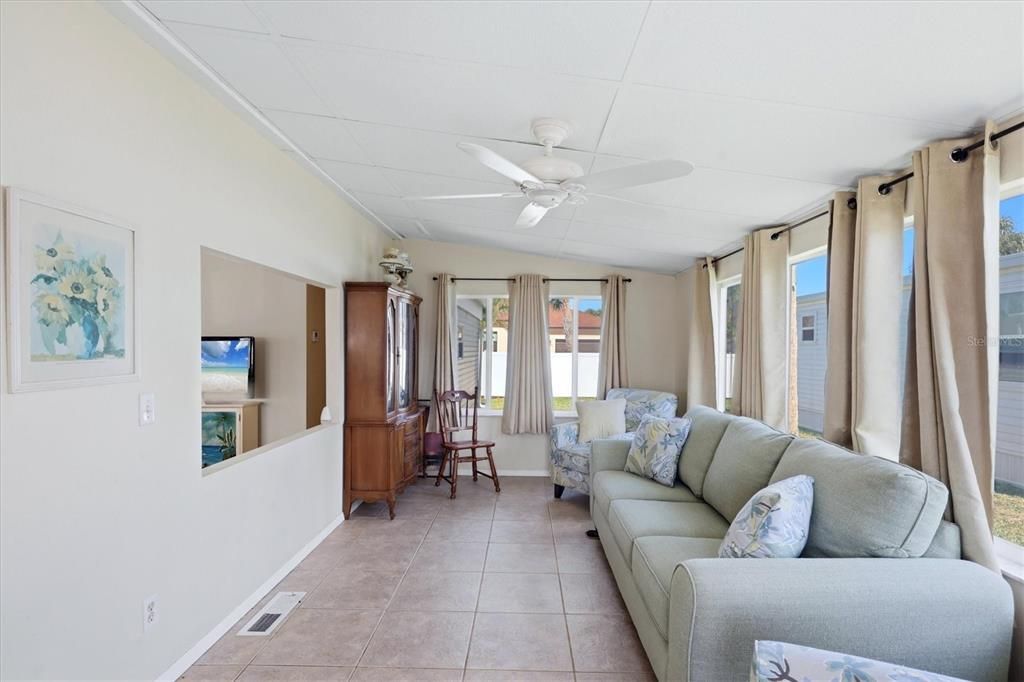 For Sale: $84,900 (2 beds, 1 baths, 684 Square Feet)