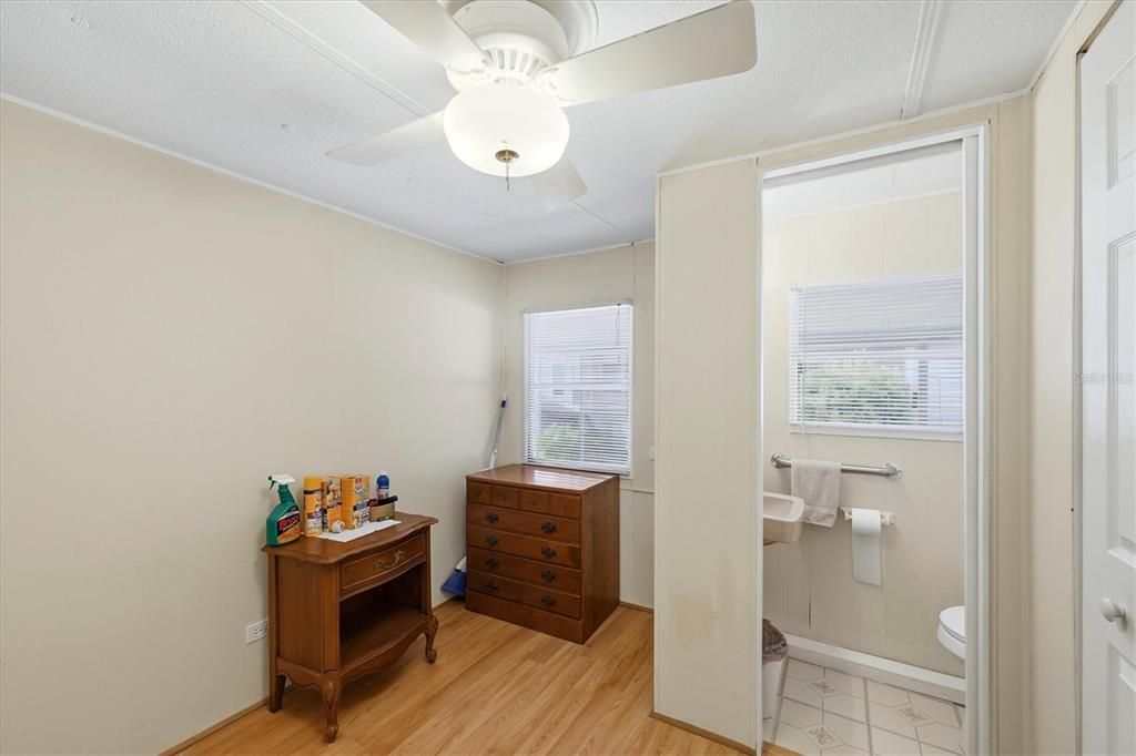 For Sale: $84,900 (2 beds, 1 baths, 684 Square Feet)