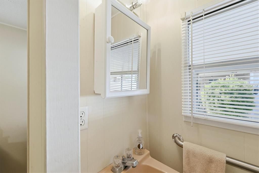 For Sale: $84,900 (2 beds, 1 baths, 684 Square Feet)