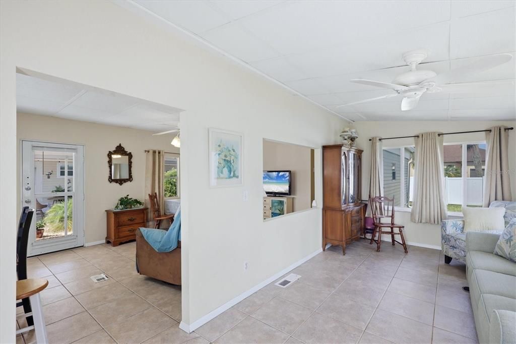 For Sale: $84,900 (2 beds, 1 baths, 684 Square Feet)